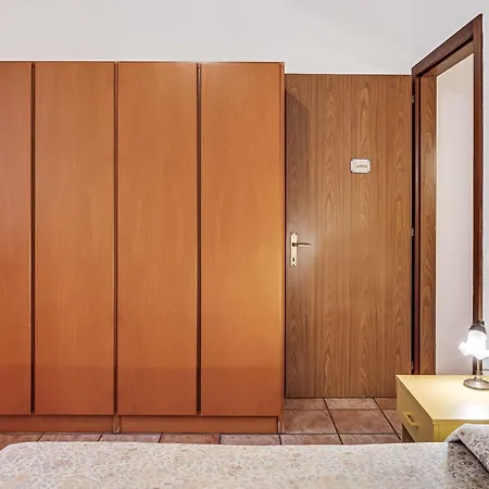 Appartement Zwei-zimmer-wohnung Mit Seeblick By Interhome